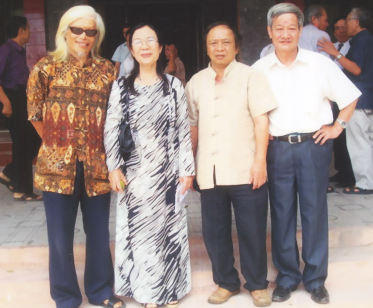 Các nhà thơ cùng học cấp 3 Lệ Thủy (cũ), từ trái sang: Lê Đình Ty, Lâm Thị Mỹ Dạ, Ngô Minh, Hải Kỳ. Ảnh: Tư liệu