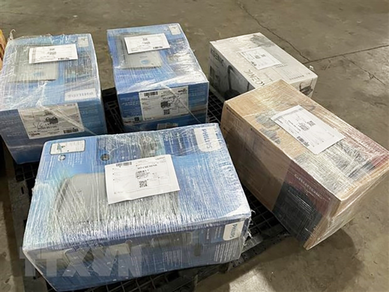 Ma túy được ngụy trang giấu trong các kiện hàng, thùng carton gửi từ Cộng hòa Liên bang Đức về Việt Nam. Ảnh: TTXVN 