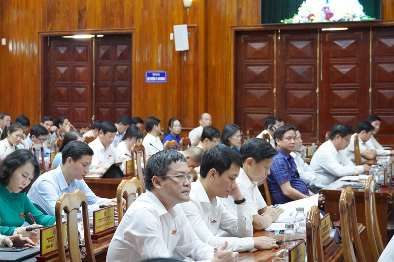 Các đại biểu theo dõi phiên chất vấn và trả lời chất vấn.