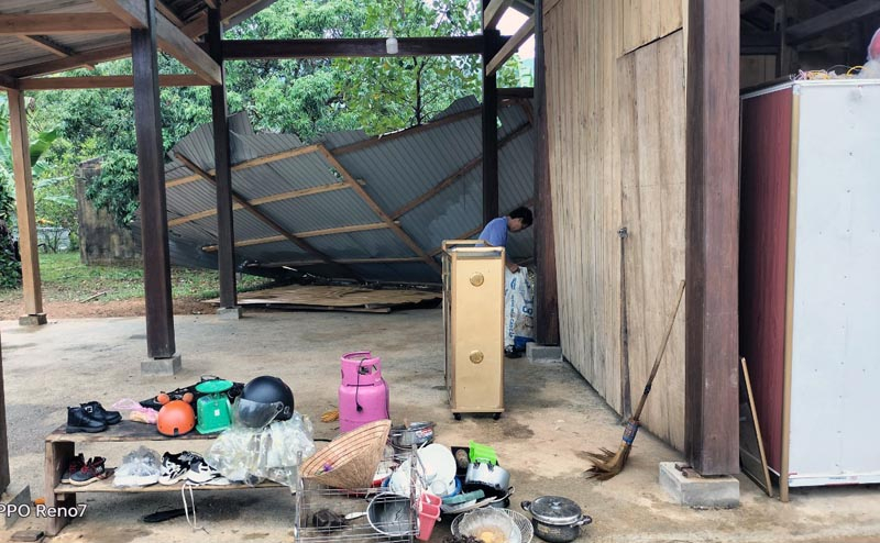 Nhà dân ở xã Hóa Hợp bị lốc xoáy thổi tốc mái.
