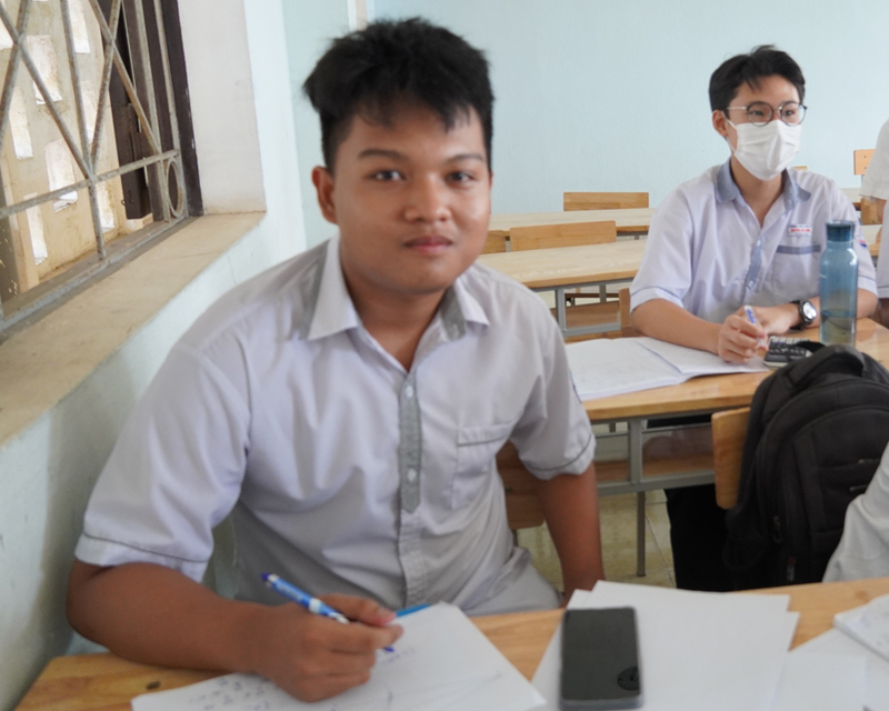 Thủ khoa chuyên Toán Vương Khánh Toàn (bên trái).
