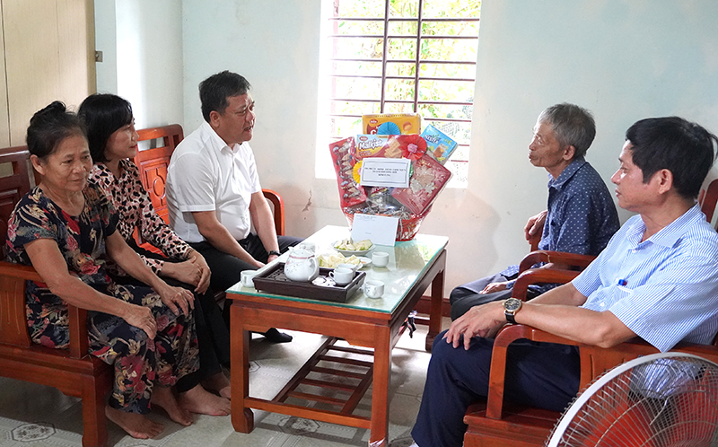 Đồng chí Bí thư Thành ủy Đồng Hới Trần Phong thăm hỏi đời sống bệnh binh Vũ Viết Tâm.