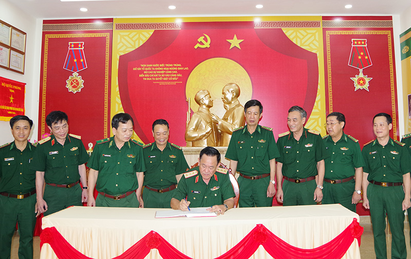 Thượng tướng Võ Minh Lương ghi sổ lưu niệm và tham quan tại Phòng Truyền thống BĐBP tỉnh.