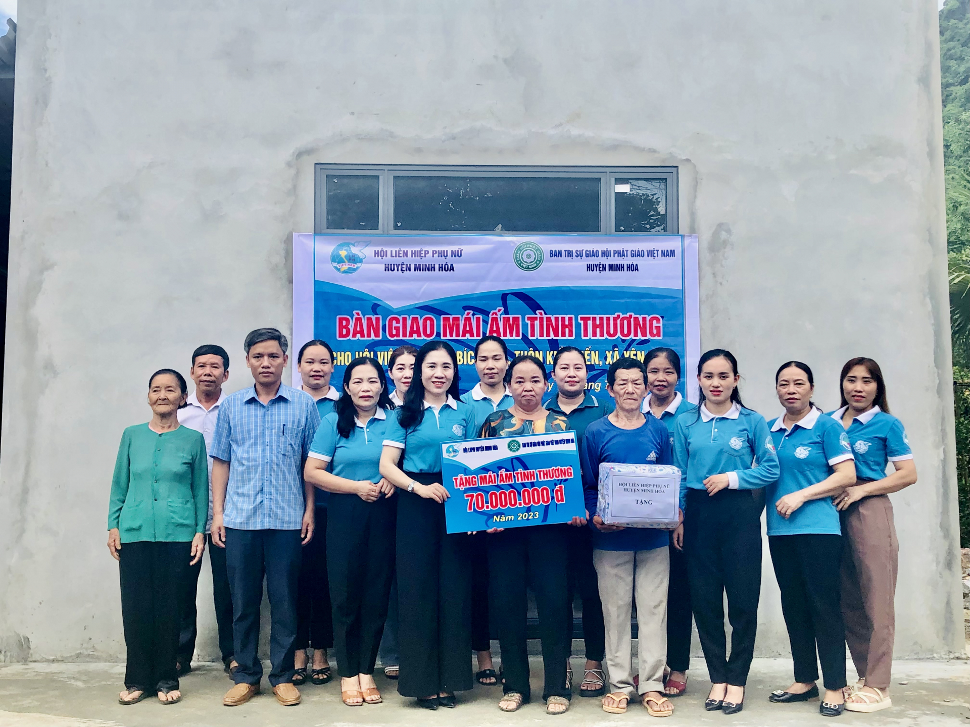 Hội LHPN huyện Minh Hóa bàn giao ngôi nhà mái ấm tình thương cho hội viên Đinh Thị Bích Nga