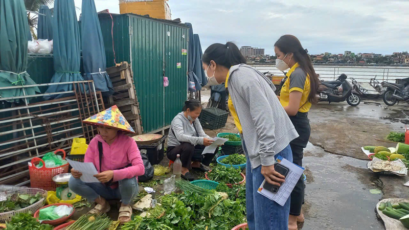 Để tăng tỷ lệ người tham gia BHXH tự nguyện, các đại lý thu tích cực đẩy mạnh công tác tuyên truyền.
