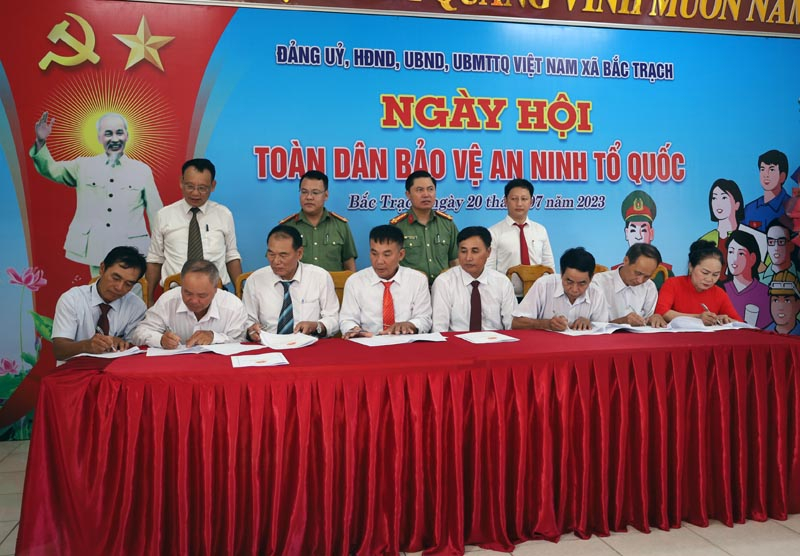 Các ban, ngành, tổ chức đoàn thể, đại diện các thôn ở xã Bắc Trạch tiến hành ký giao ước thi đua thực hiện phong trào toàn dân bảo vệ ANTQ.