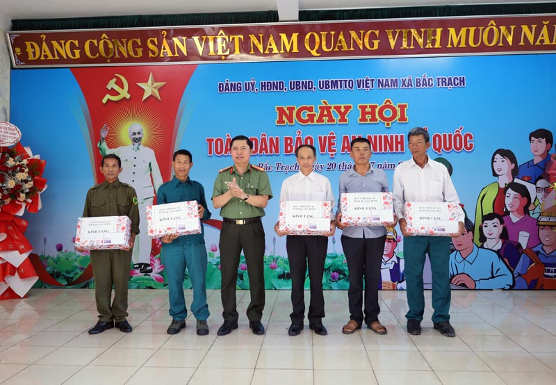 Ban chỉ đạo 138 tỉnh và Công an tỉnh tặng quà cho các điển hình tiên tiến trong phong trào ngày hội toàn dân bảo vệ ANTQ ở xã Bắc Trạch.