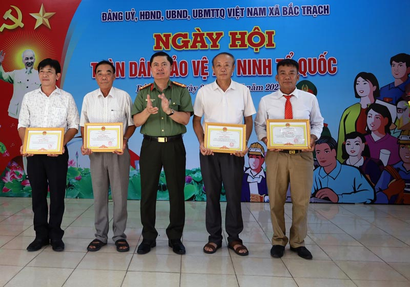 Các tổ chức, cá nhân có thành tích xuất sắc trong phong trào toàn dân bảo vệ ANTQ ở xã Bắc Trạch được tặng giấy khen trong ngày hội.   