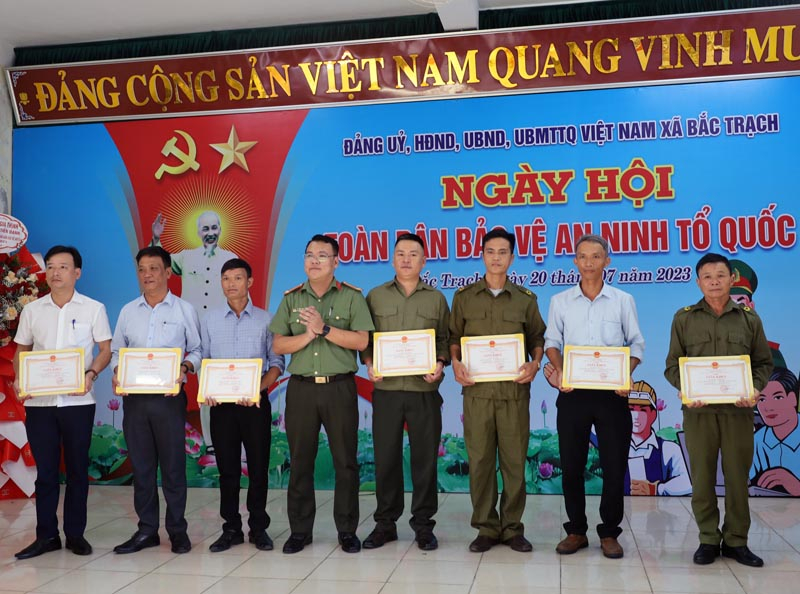 Các tổ chức, cá nhân có thành tích xuất sắc trong phong trào toàn dân bảo vệ ANTQ ở xã Bắc Trạch được tặng giấy khen trong ngày hội.