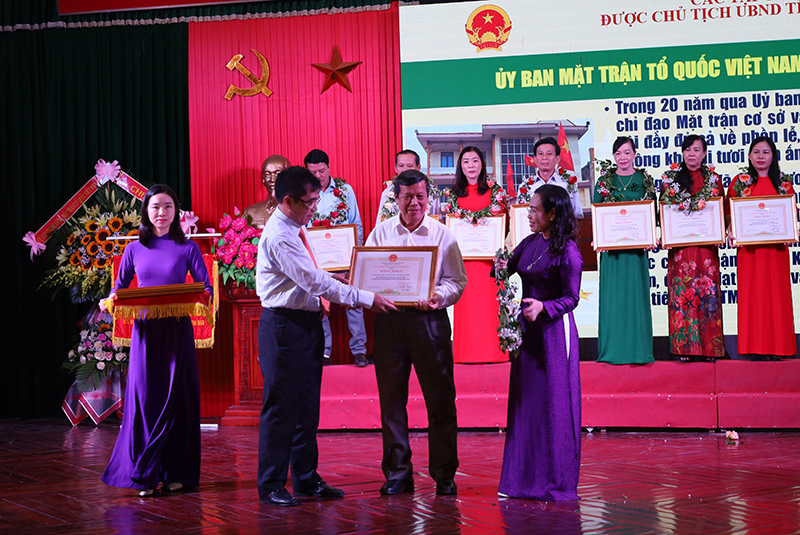 -	Đồng chí Phó Chủ tịch Thường trực UBND tỉnh Đoàn Ngọc Lâm và đồng chí Chủ tịch Ủy ban MTTQVN tỉnh Phạm Thị Hân trao bằng khen của UBND tỉnh cho tập thể, cá nhân.