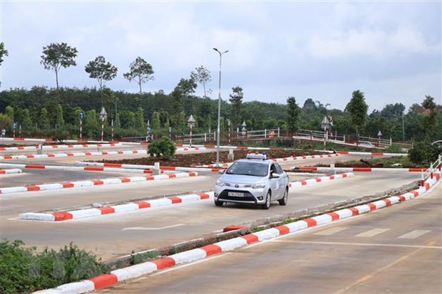 Thí sinh sát hạch hạng B2 thi phần sa hình. (Ảnh: Ngọc Minh/TTXVN)
