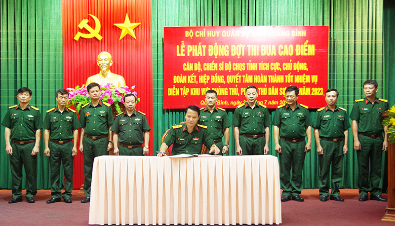 Đại tá Đinh Xuân Hướng, Chính ủy, Chủ tịch Hội đồng Thi đua khen thưởng Bộ CHQS tỉnh ký chứng giám giao ước thi đua.