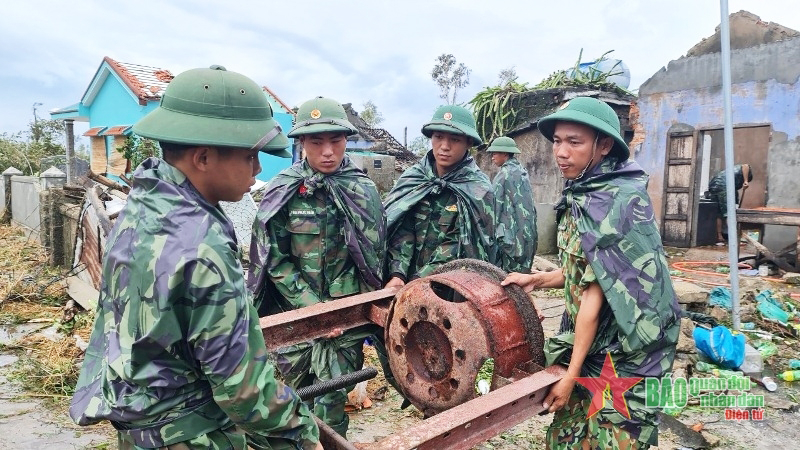Cán bộ, chiến sĩ Bộ Chỉ huy quân sự tỉnh Thừa Thiên Huế giúp dân khắc phục hậu quả bão (năm 2022). Ảnh minh họa: qdnd.vn