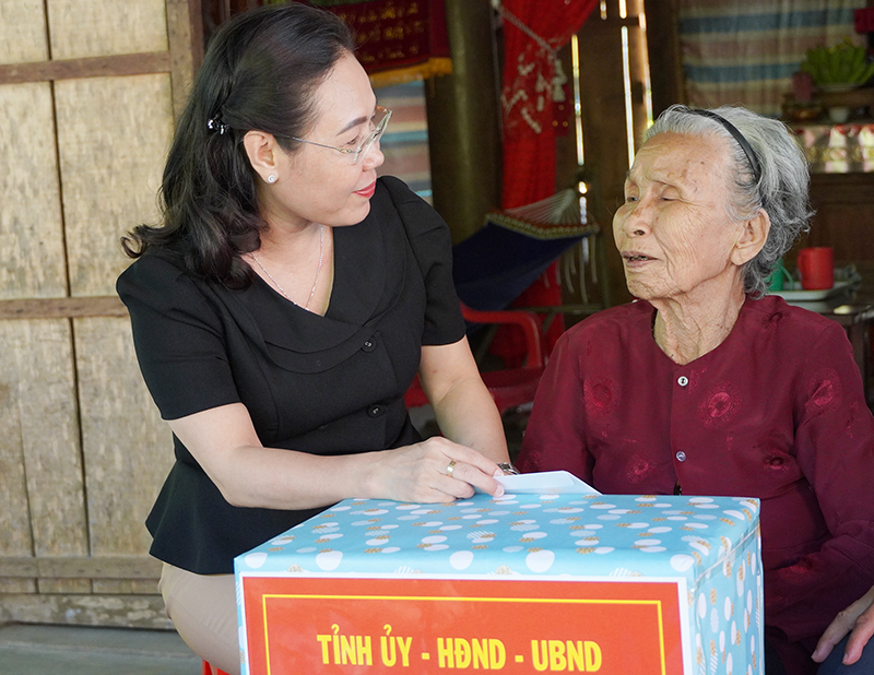 Đồng chí Chủ tịch Ủy ban MTTQVN tỉnh Phạm Thị Hân thăm, tặng quà mẹ VNAH Đỗ Thị Điểm (xã Hưng Trạch, Bố Trạch).