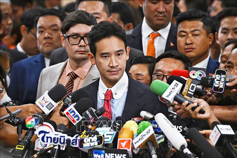 Ông Pita Limjaroenrat (giữa) trả lời phỏng vấn báo giới tại Bangkok ngày 13/7/2023. Ảnh: AFP/TTXVN