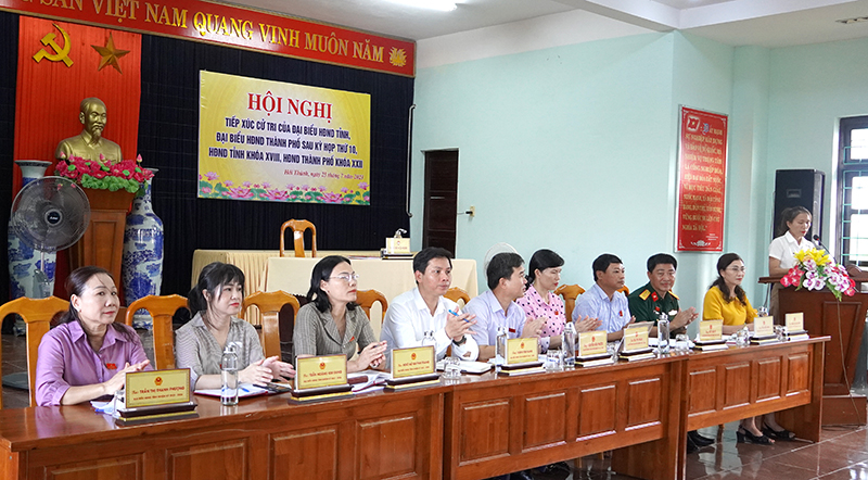 Các đại biểu HĐND tỉnh và HĐND TP. Đồng Hới TXCT TP. Đồng Hới tiếp xúc với cử tri thành phố.