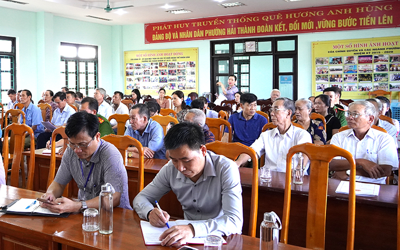 Các đại biểu và cử tri tham dự buối tiếp xúc cử tri.