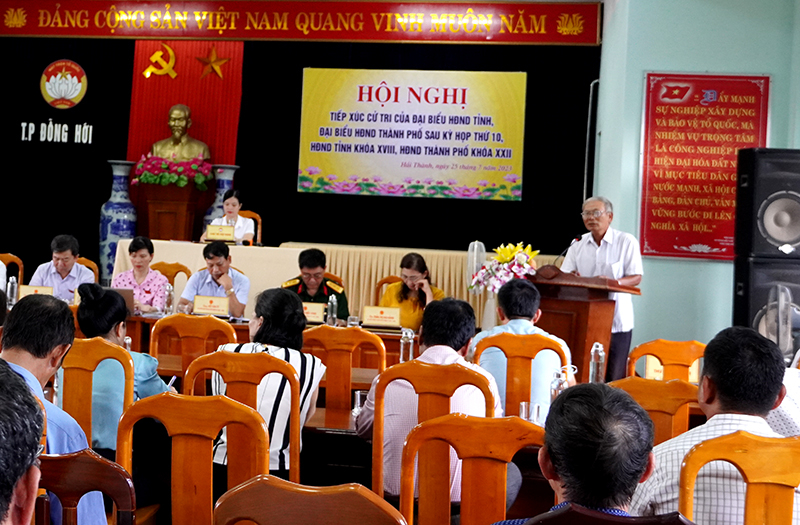 Cử tri TP. Đồng Hới phát biểu ý kiến kiến nghị tại buổi tiếp xúc.