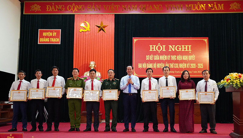Đồng chí Bí thư Huyện ủy Nguyễn Xuân Đạt tặng giấy khen cho 10 tập thể có thành tích xuất sắc trong thực hiện Nghị quyết Đại hội Đảng các cấp nhiệm kỳ 2020-2025.