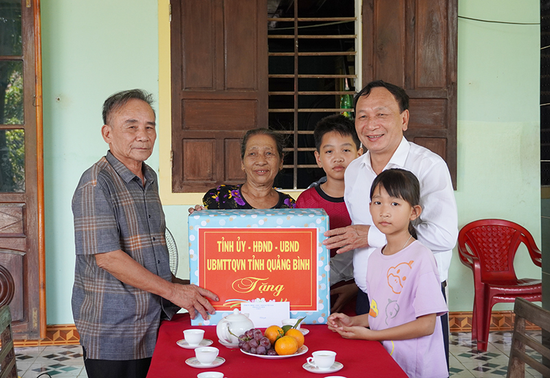 Đồng chí Phó Bí thư Thường trực Tỉnh ủy Trần Hải Châu  tặng quà cho gia đình thương binh ¼ Nguyễn Văn Yến, (SN 1944) tại thôn Trung Thôn, xã Quảng Trung, TX. Ba Đồn. 