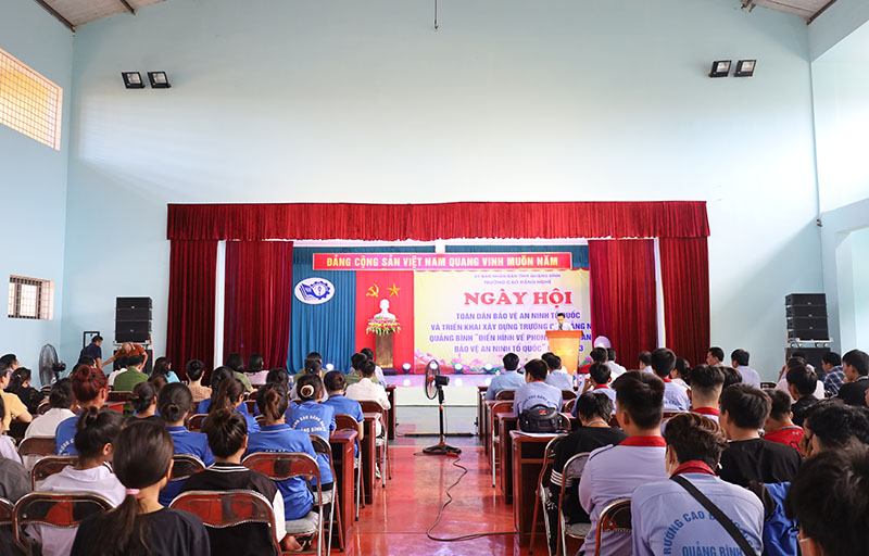 Chương trình có sự tham gia của đông đảo giáo viên, học sinh, sinh viên nhà trường.