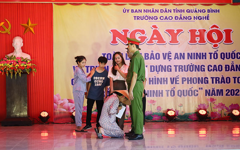 Hoạt cảnh về ANTT do học sinh, sinh viên biểu diễn.