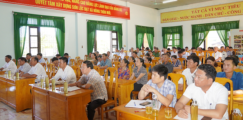 Các đại biểu và cử tri tham gia tại buổi tiếp xúc cử tri.