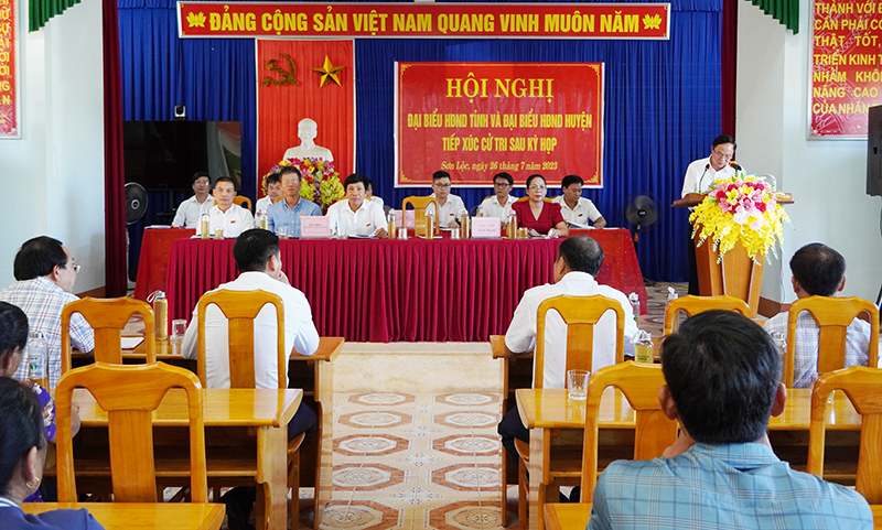 Toàn cảnh buổi tiếp xúc cử tri.