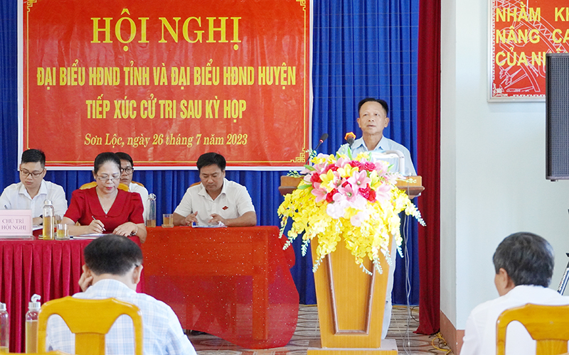Các cử tri phát biểu ý kiến tại buổi tiếp xúc.