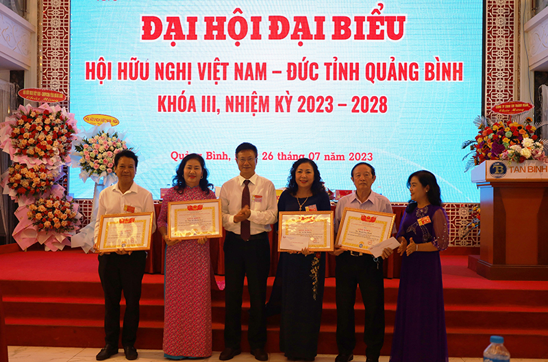 Ông Lương Ngọc Bính, Chủ tịch Liên hiệp các tổ chức hữu nghị tỉnh tặng giấy khen cho 4 cá nhân.