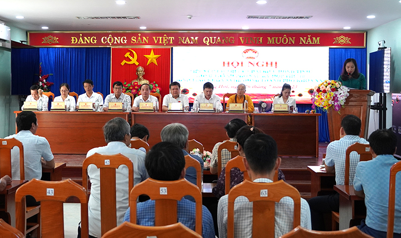 Các đại biểu HĐND tỉnh và HĐND TP. Đồng Hới tiếp xúc với cử tri thành phố.