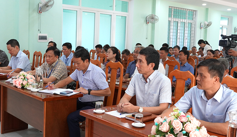 Các đại biểu dự buổi tiếp xúc.