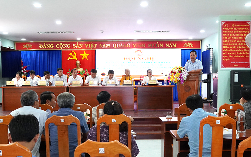 Đại diện lãnh đạo thành phố giải đáp thắc mắc của cử tri.