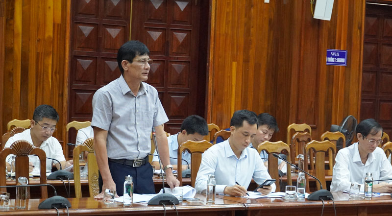Đại diện lãnh đạo Sở Giao thông vận tải thông tin về tiến độ triển khai thực hiện các dự án trọng điểm trên địa bàn tỉnh Quảng Bình.
