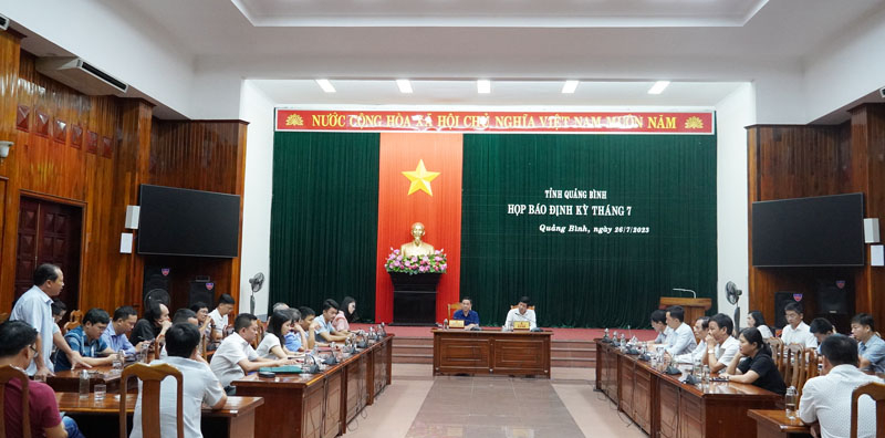 Toàn cảnh buổi họp báo.