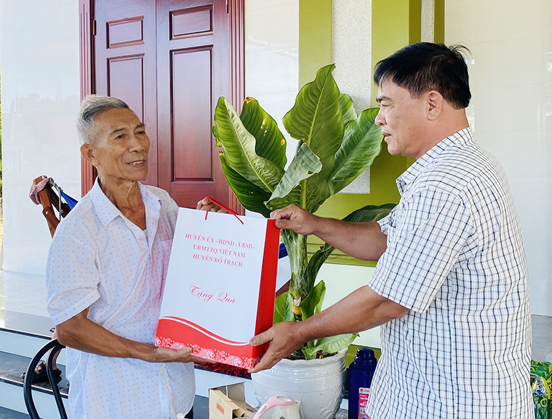Đồng chí Phó Chủ tịch UBND huyện Bố Trạch Nguyễn Văn Thủy thăm, tặng quà cho các gia đình chính sách trên địa bàn huyện.