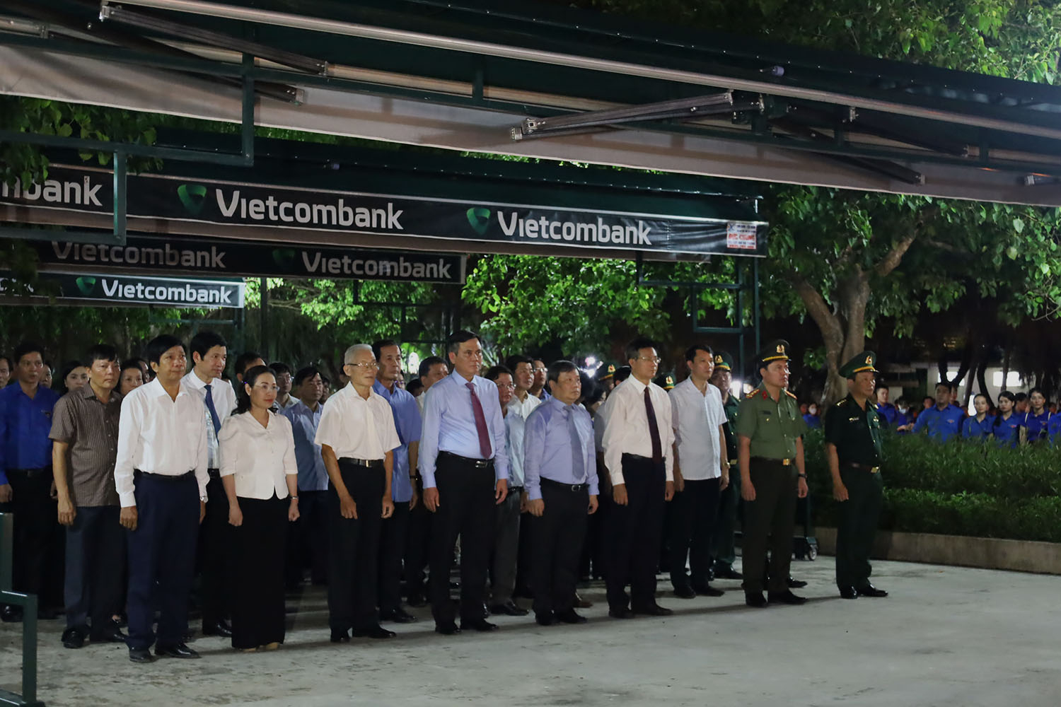 Các đại biểu tham dự buổi lễ dâng hương.