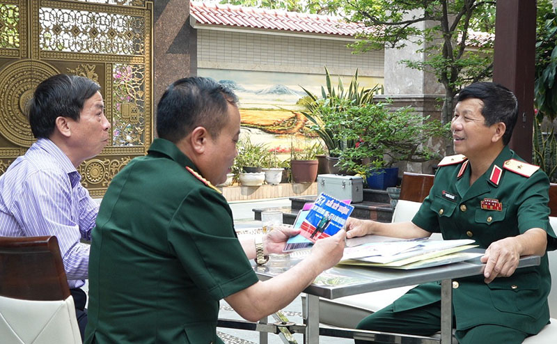 Thiếu tướng Nguyễn Văn Hiếu (bên phải) ôn lại kỷ niệm những năm tháng ở chiến trường Campuchia cùng các đồng đội.