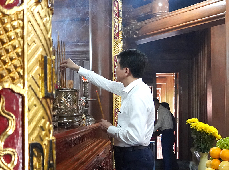 Các đồng chí lãnh đạo thành phố dâng hương Đền thờ Bác Hồ và các Anh hùng liệt sĩ.