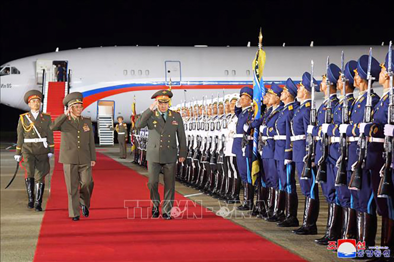  Bộ trưởng Quốc phòng Triều Tiên, Đại tướng Kang Sun-nam (trái) và Bộ trưởng Quốc phòng Nga Sergei Soigu (phải) tại lễ đón ở Bình Nhưỡng, Triều Tiên, ngày 25/7/2023. Ảnh minh họa: YONHAP/TTXVN