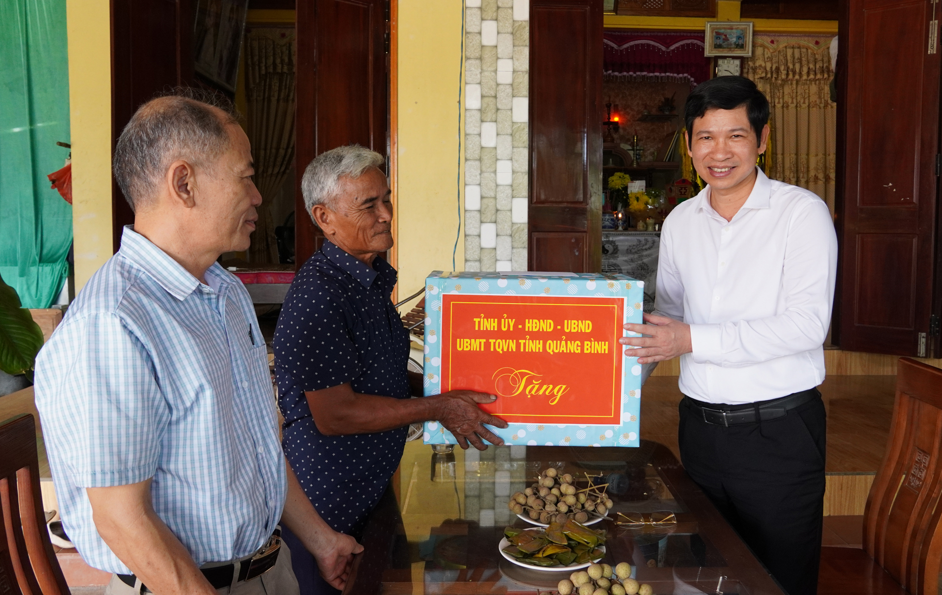 Phó Chủ tịch UBND tỉnh Hồ An Phong thăm, tặng quà cho gia đình ông Nguyễn Văn Long, thân nhân liệt sỹ, ở thôn Tân Hoà, xã Tân Thủy (Lệ Thủy).