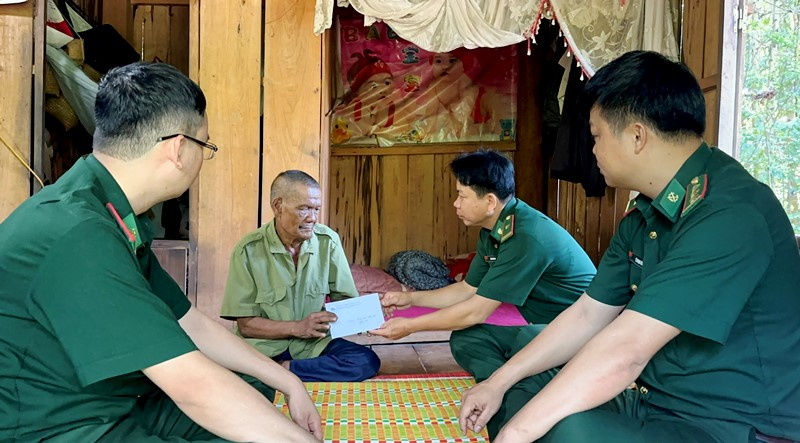 Cán bộ đồn Biên phòng cửa khẩu Quốc tế Cha lo, BĐBP tỉnh thăm, tặng quà Thương binh Hồ Nôn, bản Y Leng, xã Dân Hóa, huyện Minh Hóa.