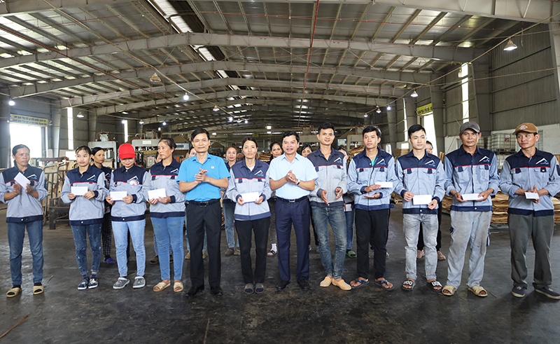 Đại diện lãnh đạo LĐLĐ tỉnh và Ban Quản lý Khu Kinh tế tỉnh tặng quà cho ĐV, NLĐ có hoàn cảnh khó khăn.