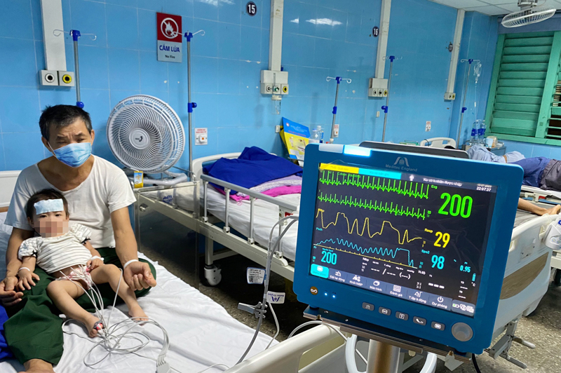 Bệnh nhi tay chân miệng được Bệnh viện Hữu nghị Việt Nam-Cuba Đồng Hới theo dõi chặt chẽ và chuyển tuyến kịp thời.