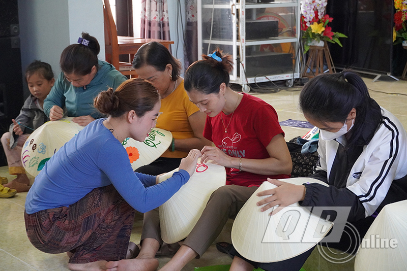 Các học viên được truyền những kỹ năng cơ bản về thêu ren trên nón lá.