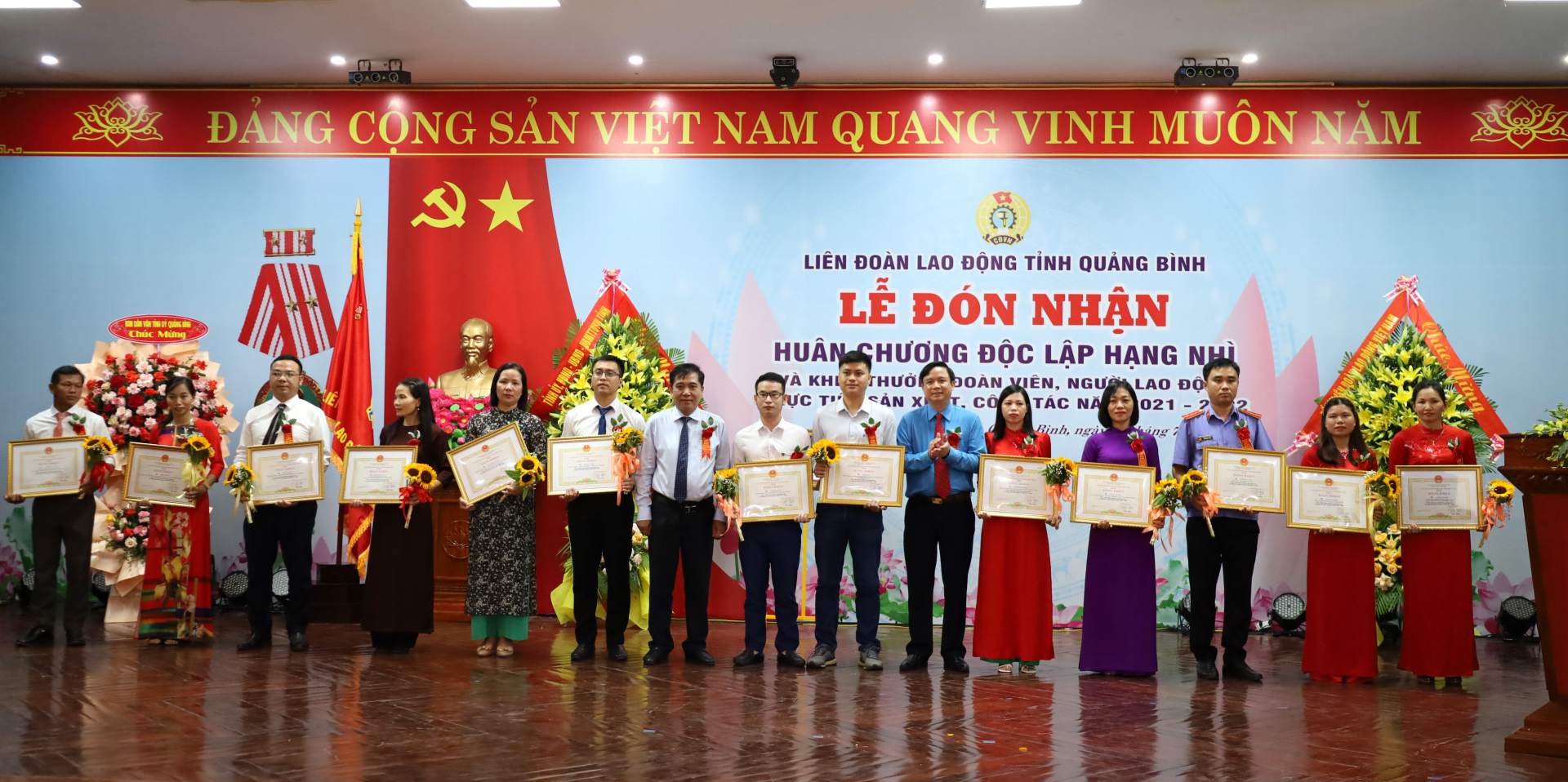 Đồng chí Phó Chủ tịch Thường trực UBND tỉnh Đoàn Ngọc Lâm và Chủ tịch LĐLĐ tỉnh Phạm Tiến Nam trao bằng khen của UBND tỉnh cho các cá nhân đạt thành tích thành tích xuất sắc trong phong trào lao động sản xuất năm 2021-2022.