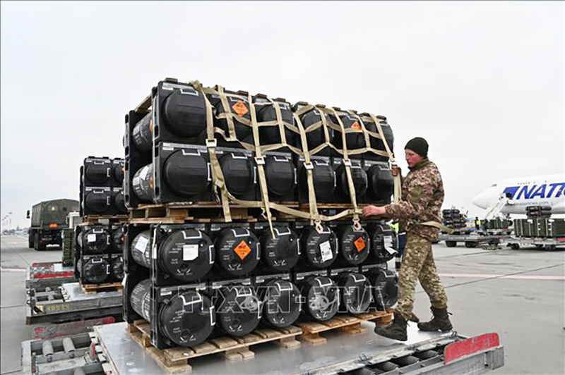Lô tên lửa Javelins do Mỹ viện trợ được chuyển tới sân bay ở Kiev, Ukraine ngày 11/2/2022. Ảnh: AFP/TTXVN