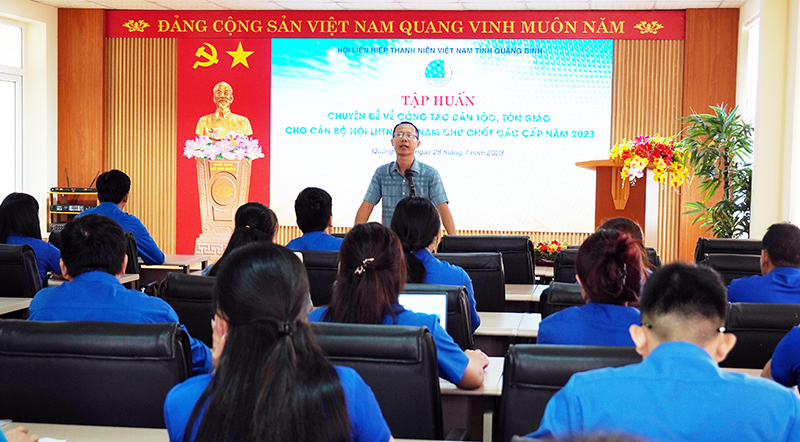 Cán bộ hội LHTN các cấp trong tỉnh được trang bị kiến thức về công tác dân tộc, tôn giáo.