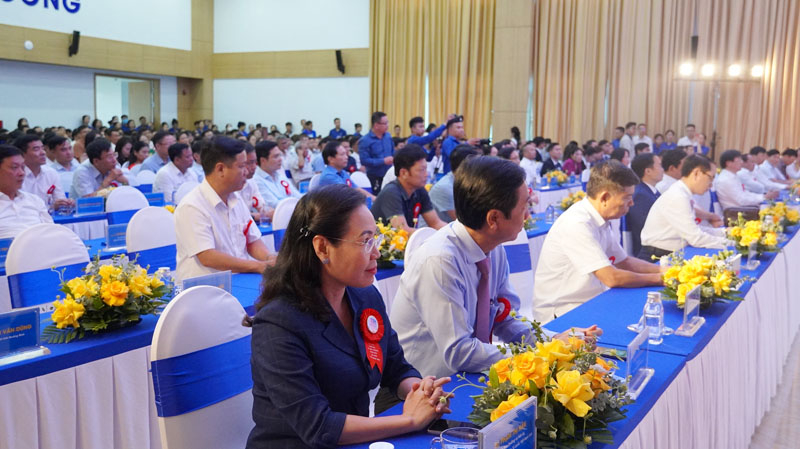 Các đại biểu tham dự lễ khai trương.