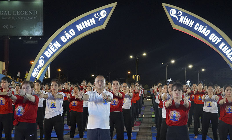 Ông Roshan Lepcha tham gia đồng diễn yoga cùng các học viên yoga Quảng Bình